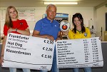 (c) 2015 - Sportpark Klagenfurt, Fuballturnier U16, sterreich gegen Brasilien. - Bild zeigt:zwei Hostessen und Brgermeister Walter Hartlieb (Hermagor). pressefotos, sportfoto, sportfotos, krnten, kaernten, pressefoto, oskar, hher, wolfgang, jannach, sport, wirtschaft, kultur, politik, innenpolitik, auenpolitik, lokal, chronik, fotos, fotografie, fotographie, canon, eos, 1d, mark IV, mark 4, fotopool, powerpixx, hherfoto, hoeherfoto, klagenfurt, villach, wolfsberg, spittal, feldkirchen, vlkermarkt, voelkermarkt, lienz, osttirol, hermagor, archiv, fotoarchiv, photo, photoarchiv, kleine, zeitung, kleinzeitung, ktz, krntner tages zeitung, krntner woche, krntner, woche, kronen zeitung, krone, kronen, zeitung, sportfotographie, sportfotografie, kurier, krntner monat, monatsmagazin, tageszeitung, wochenzeitung, gratiszeitung, fuball, fussball, eishockey, icehockey, tennis, basketball, handball, volleyball, beachvolleyball, schi, ski, ski alpin, ski nordisch, schi nordisch, nordisch, langlaufen, schispringen, skispringen, biathlon