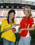 (c) 2015 - Sportpark Klagenfurt, Fuballturnier U16, sterreich gegen Brasilien. - Bild zeigt: zwei Hostessen im Wrthersee Stadion. pressefotos, sportfoto, sportfotos, krnten, kaernten, pressefoto, oskar, hher, wolfgang, jannach, sport, wirtschaft, kultur, politik, innenpolitik, auenpolitik, lokal, chronik, fotos, fotografie, fotographie, canon, eos, 1d, mark IV, mark 4, fotopool, powerpixx, hherfoto, hoeherfoto, klagenfurt, villach, wolfsberg, spittal, feldkirchen, vlkermarkt, voelkermarkt, lienz, osttirol, hermagor, archiv, fotoarchiv, photo, photoarchiv, kleine, zeitung, kleinzeitung, ktz, krntner tages zeitung, krntner woche, krntner, woche, kronen zeitung, krone, kronen, zeitung, sportfotographie, sportfotografie, kurier, krntner monat, monatsmagazin, tageszeitung, wochenzeitung, gratiszeitung, fuball, fussball, eishockey, icehockey, tennis, basketball, handball, volleyball, beachvolleyball, schi, ski, ski alpin, ski nordisch, schi nordisch, nordisch, langlaufen, schispringen, skispringen, biathlon