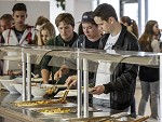 (c) 2015 - Turnier der Nationen, Auftaktspiel sterreich U16 gegen Brasilien U16.  - Bild zeigt: Junge Gste im VIP-Klub. pressefotos, sportfoto, sportfotos, krnten, kaernten, pressefoto, oskar, hher, wolfgang, jannach, sport, wirtschaft, kultur, politik, innenpolitik, auenpolitik, lokal, chronik, fotos, fotografie, fotographie, canon, eos, 1d, mark IV, mark 4, fotopool, powerpixx, hherfoto, hoeherfoto, klagenfurt, villach, wolfsberg, spittal, feldkirchen, vlkermarkt, voelkermarkt, lienz, osttirol, hermagor, archiv, fotoarchiv, photo, photoarchiv, kleine, zeitung, kleinzeitung, ktz, krntner tages zeitung, krntner woche, krntner, woche, kronen zeitung, krone, kronen, zeitung, sportfotographie, sportfotografie, kurier, krntner monat, monatsmagazin, tageszeitung, wochenzeitung, gratiszeitung, fuball, fussball, eishockey, icehockey, tennis, basketball, handball, volleyball, beachvolleyball, schi, ski, ski alpin, ski nordisch, schi nordisch, nordisch, langlaufen, schispringen, skispringen, biathlon