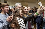 (c) 2015 - Turnier der Nationen, Auftaktspiel sterreich U16 gegen Brasilien U16.  - Bild zeigt: Bundesprsident Heinz Fischer (sterreich) und Fans. pressefotos, sportfoto, sportfotos, krnten, kaernten, pressefoto, oskar, hher, wolfgang, jannach, sport, wirtschaft, kultur, politik, innenpolitik, auenpolitik, lokal, chronik, fotos, fotografie, fotographie, canon, eos, 1d, mark IV, mark 4, fotopool, powerpixx, hherfoto, hoeherfoto, klagenfurt, villach, wolfsberg, spittal, feldkirchen, vlkermarkt, voelkermarkt, lienz, osttirol, hermagor, archiv, fotoarchiv, photo, photoarchiv, kleine, zeitung, kleinzeitung, ktz, krntner tages zeitung, krntner woche, krntner, woche, kronen zeitung, krone, kronen, zeitung, sportfotographie, sportfotografie, kurier, krntner monat, monatsmagazin, tageszeitung, wochenzeitung, gratiszeitung, fuball, fussball, eishockey, icehockey, tennis, basketball, handball, volleyball, beachvolleyball, schi, ski, ski alpin, ski nordisch, schi nordisch, nordisch, langlaufen, schispringen, skispringen, biathlon