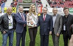 (c) 2015 - Turnier der Nationen, Auftaktspiel sterreich U16 gegen Brasilien U16.  - Bild zeigt: Brgermeister Walter Hartlieb (Ktschach-Mauthen), Landeshauptmann Peter Kaiser (Kaernten), Vize-Miss Styria, Bundesprsident Heinz Fischer (sterreich), Vizebrgermeister Jrgen Pfeiler und Sportdirektor Arno Arthofer (Krnten). pressefotos, sportfoto, sportfotos, krnten, kaernten, pressefoto, oskar, hher, wolfgang, jannach, sport, wirtschaft, kultur, politik, innenpolitik, auenpolitik, lokal, chronik, fotos, fotografie, fotographie, canon, eos, 1d, mark IV, mark 4, fotopool, powerpixx, hherfoto, hoeherfoto, klagenfurt, villach, wolfsberg, spittal, feldkirchen, vlkermarkt, voelkermarkt, lienz, osttirol, hermagor, archiv, fotoarchiv, photo, photoarchiv, kleine, zeitung, kleinzeitung, ktz, krntner tages zeitung, krntner woche, krntner, woche, kronen zeitung, krone, kronen, zeitung, sportfotographie, sportfotografie, kurier, krntner monat, monatsmagazin, tageszeitung, wochenzeitung, gratiszeitung, fuball, fussball, eishockey, icehockey, tennis, basketball, handball, volleyball, beachvolleyball, schi, ski, ski alpin, ski nordisch, schi nordisch, nordisch, langlaufen, schispringen, skispringen, biathlon