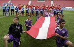 (c) 2015 - Turnier der Nationen, Auftaktspiel sterreich U16 gegen Brasilien U16.  - Bild zeigt: die Mannschaft von sterreich und die Fahnentrger. pressefotos, sportfoto, sportfotos, krnten, kaernten, pressefoto, oskar, hher, wolfgang, jannach, sport, wirtschaft, kultur, politik, innenpolitik, auenpolitik, lokal, chronik, fotos, fotografie, fotographie, canon, eos, 1d, mark IV, mark 4, fotopool, powerpixx, hherfoto, hoeherfoto, klagenfurt, villach, wolfsberg, spittal, feldkirchen, vlkermarkt, voelkermarkt, lienz, osttirol, hermagor, archiv, fotoarchiv, photo, photoarchiv, kleine, zeitung, kleinzeitung, ktz, krntner tages zeitung, krntner woche, krntner, woche, kronen zeitung, krone, kronen, zeitung, sportfotographie, sportfotografie, kurier, krntner monat, monatsmagazin, tageszeitung, wochenzeitung, gratiszeitung, fuball, fussball, eishockey, icehockey, tennis, basketball, handball, volleyball, beachvolleyball, schi, ski, ski alpin, ski nordisch, schi nordisch, nordisch, langlaufen, schispringen, skispringen, biathlon