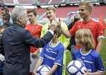 (c) 2015 - Turnier der Nationen, Auftaktspiel sterreich U16 gegen Brasilien U16.  - Bild zeigt: Bundesprsident Heinz Fischer (sterreich) und Spieler des sterreichschen Teams. pressefotos, sportfoto, sportfotos, krnten, kaernten, pressefoto, oskar, hher, wolfgang, jannach, sport, wirtschaft, kultur, politik, innenpolitik, auenpolitik, lokal, chronik, fotos, fotografie, fotographie, canon, eos, 1d, mark IV, mark 4, fotopool, powerpixx, hherfoto, hoeherfoto, klagenfurt, villach, wolfsberg, spittal, feldkirchen, vlkermarkt, voelkermarkt, lienz, osttirol, hermagor, archiv, fotoarchiv, photo, photoarchiv, kleine, zeitung, kleinzeitung, ktz, krntner tages zeitung, krntner woche, krntner, woche, kronen zeitung, krone, kronen, zeitung, sportfotographie, sportfotografie, kurier, krntner monat, monatsmagazin, tageszeitung, wochenzeitung, gratiszeitung, fuball, fussball, eishockey, icehockey, tennis, basketball, handball, volleyball, beachvolleyball, schi, ski, ski alpin, ski nordisch, schi nordisch, nordisch, langlaufen, schispringen, skispringen, biathlon