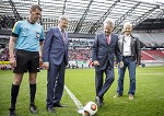 (c) 2015 - Turnier der Nationen, Auftaktspiel sterreich U16 gegen Brasilien U16.  - Bild zeigt: Schiedsrichter Manfred Krassnitzer, Landeshauptmann Peter Kaiser (Kaernten), Bundesprsident Heinz Fischer (sterreich) und Brgermeister Walter Hartlieb (Ktschach-Mauthen). pressefotos, sportfoto, sportfotos, krnten, kaernten, pressefoto, oskar, hher, wolfgang, jannach, sport, wirtschaft, kultur, politik, innenpolitik, auenpolitik, lokal, chronik, fotos, fotografie, fotographie, canon, eos, 1d, mark IV, mark 4, fotopool, powerpixx, hherfoto, hoeherfoto, klagenfurt, villach, wolfsberg, spittal, feldkirchen, vlkermarkt, voelkermarkt, lienz, osttirol, hermagor, archiv, fotoarchiv, photo, photoarchiv, kleine, zeitung, kleinzeitung, ktz, krntner tages zeitung, krntner woche, krntner, woche, kronen zeitung, krone, kronen, zeitung, sportfotographie, sportfotografie, kurier, krntner monat, monatsmagazin, tageszeitung, wochenzeitung, gratiszeitung, fuball, fussball, eishockey, icehockey, tennis, basketball, handball, volleyball, beachvolleyball, schi, ski, ski alpin, ski nordisch, schi nordisch, nordisch, langlaufen, schispringen, skispringen, biathlon