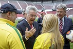 (c) 2015 - Turnier der Nationen, Auftaktspiel sterreich U16 gegen Brasilien U16.  - Bild zeigt: Bundesprsident Heinz Fischer (sterreich) und brasilianische Fans. pressefotos, sportfoto, sportfotos, krnten, kaernten, pressefoto, oskar, hher, wolfgang, jannach, sport, wirtschaft, kultur, politik, innenpolitik, auenpolitik, lokal, chronik, fotos, fotografie, fotographie, canon, eos, 1d, mark IV, mark 4, fotopool, powerpixx, hherfoto, hoeherfoto, klagenfurt, villach, wolfsberg, spittal, feldkirchen, vlkermarkt, voelkermarkt, lienz, osttirol, hermagor, archiv, fotoarchiv, photo, photoarchiv, kleine, zeitung, kleinzeitung, ktz, krntner tages zeitung, krntner woche, krntner, woche, kronen zeitung, krone, kronen, zeitung, sportfotographie, sportfotografie, kurier, krntner monat, monatsmagazin, tageszeitung, wochenzeitung, gratiszeitung, fuball, fussball, eishockey, icehockey, tennis, basketball, handball, volleyball, beachvolleyball, schi, ski, ski alpin, ski nordisch, schi nordisch, nordisch, langlaufen, schispringen, skispringen, biathlon