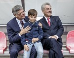 (c) 2015 - Turnier der Nationen, Auftaktspiel sterreich U16 gegen Brasilien U16.  - Bild zeigt: Landeshauptmann Peter Kaiser (Kaernten) und Bundesprsident Heinz Fischer (sterreich). pressefotos, sportfoto, sportfotos, krnten, kaernten, pressefoto, oskar, hher, wolfgang, jannach, sport, wirtschaft, kultur, politik, innenpolitik, auenpolitik, lokal, chronik, fotos, fotografie, fotographie, canon, eos, 1d, mark IV, mark 4, fotopool, powerpixx, hherfoto, hoeherfoto, klagenfurt, villach, wolfsberg, spittal, feldkirchen, vlkermarkt, voelkermarkt, lienz, osttirol, hermagor, archiv, fotoarchiv, photo, photoarchiv, kleine, zeitung, kleinzeitung, ktz, krntner tages zeitung, krntner woche, krntner, woche, kronen zeitung, krone, kronen, zeitung, sportfotographie, sportfotografie, kurier, krntner monat, monatsmagazin, tageszeitung, wochenzeitung, gratiszeitung, fuball, fussball, eishockey, icehockey, tennis, basketball, handball, volleyball, beachvolleyball, schi, ski, ski alpin, ski nordisch, schi nordisch, nordisch, langlaufen, schispringen, skispringen, biathlon