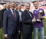 (c) 2015 - Turnier der Nationen, Auftaktspiel sterreich U16 gegen Brasilien U16.  - Bild zeigt: Landeshauptmann Peter Kaiser (Kaernten), Bundesprsident Heinz Fischer (sterreich)  und den Kapitn der U16-Mannschaft von Austria Klagenfurt. pressefotos, sportfoto, sportfotos, krnten, kaernten, pressefoto, oskar, hher, wolfgang, jannach, sport, wirtschaft, kultur, politik, innenpolitik, auenpolitik, lokal, chronik, fotos, fotografie, fotographie, canon, eos, 1d, mark IV, mark 4, fotopool, powerpixx, hherfoto, hoeherfoto, klagenfurt, villach, wolfsberg, spittal, feldkirchen, vlkermarkt, voelkermarkt, lienz, osttirol, hermagor, archiv, fotoarchiv, photo, photoarchiv, kleine, zeitung, kleinzeitung, ktz, krntner tages zeitung, krntner woche, krntner, woche, kronen zeitung, krone, kronen, zeitung, sportfotographie, sportfotografie, kurier, krntner monat, monatsmagazin, tageszeitung, wochenzeitung, gratiszeitung, fuball, fussball, eishockey, icehockey, tennis, basketball, handball, volleyball, beachvolleyball, schi, ski, ski alpin, ski nordisch, schi nordisch, nordisch, langlaufen, schispringen, skispringen, biathlon