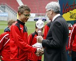 (c) 2016 - Sport, Fuball, Tournament delle Nazioni. - Bild zeigt: einen Spieler und Landeshauptmann Peter Kaiser (Krnten). pressefotos, sportfoto, sportfotos, krnten, kaernten, pressefoto, oskar, hher, wolfgang, jannach, sport, wirtschaft, kultur, politik, innenpolitik, auenpolitik, lokal, chronik, fotos, fotografie, fotographie, canon, eos, 1d, mark IV, mark 4, fotopool, powerpixx, hherfoto, hoeherfoto, klagenfurt, villach, wolfsberg, spittal, feldkirchen, vlkermarkt, voelkermarkt, lienz, osttirol, hermagor, archiv, fotoarchiv, photo, photoarchiv, kleine, zeitung, kleinzeitung, ktz, krntner tages zeitung, krntner woche, krntner, woche, kronen zeitung, krone, kronen, zeitung, sportfotographie, sportfotografie, kurier, krntner monat, monatsmagazin, tageszeitung, wochenzeitung, gratiszeitung, fuball, fussball, eishockey, icehockey, tennis, basketball, handball, volleyball, beachvolleyball, schi, ski, ski alpin, ski nordisch, schi nordisch, nordisch, langlaufen, schispringen, skispringen, biathlon