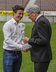 (c) 2016 - Sport, Fuball, Tournament delle Nazioni. - Bild zeigt: den Kapitn der Austria Klagenfurt U15 und Landeshauptmann Peter Kaiser (Krnten). pressefotos, sportfoto, sportfotos, krnten, kaernten, pressefoto, oskar, hher, wolfgang, jannach, sport, wirtschaft, kultur, politik, innenpolitik, auenpolitik, lokal, chronik, fotos, fotografie, fotographie, canon, eos, 1d, mark IV, mark 4, fotopool, powerpixx, hherfoto, hoeherfoto, klagenfurt, villach, wolfsberg, spittal, feldkirchen, vlkermarkt, voelkermarkt, lienz, osttirol, hermagor, archiv, fotoarchiv, photo, photoarchiv, kleine, zeitung, kleinzeitung, ktz, krntner tages zeitung, krntner woche, krntner, woche, kronen zeitung, krone, kronen, zeitung, sportfotographie, sportfotografie, kurier, krntner monat, monatsmagazin, tageszeitung, wochenzeitung, gratiszeitung, fuball, fussball, eishockey, icehockey, tennis, basketball, handball, volleyball, beachvolleyball, schi, ski, ski alpin, ski nordisch, schi nordisch, nordisch, langlaufen, schispringen, skispringen, biathlon