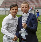 (c) 2016 - Sport, Fuball, Tournament delle Nazioni. - Bild zeigt: ein Spieler der KAC U17 und Prsident Klaus Mitterdorfer (KFV). pressefotos, sportfoto, sportfotos, krnten, kaernten, pressefoto, oskar, hher, wolfgang, jannach, sport, wirtschaft, kultur, politik, innenpolitik, auenpolitik, lokal, chronik, fotos, fotografie, fotographie, canon, eos, 1d, mark IV, mark 4, fotopool, powerpixx, hherfoto, hoeherfoto, klagenfurt, villach, wolfsberg, spittal, feldkirchen, vlkermarkt, voelkermarkt, lienz, osttirol, hermagor, archiv, fotoarchiv, photo, photoarchiv, kleine, zeitung, kleinzeitung, ktz, krntner tages zeitung, krntner woche, krntner, woche, kronen zeitung, krone, kronen, zeitung, sportfotographie, sportfotografie, kurier, krntner monat, monatsmagazin, tageszeitung, wochenzeitung, gratiszeitung, fuball, fussball, eishockey, icehockey, tennis, basketball, handball, volleyball, beachvolleyball, schi, ski, ski alpin, ski nordisch, schi nordisch, nordisch, langlaufen, schispringen, skispringen, biathlon