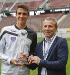 (c) 2016 - Sport, Fuball, Tournament delle Nazioni. - Bild zeigt: der Kapitn der U18-Mannschaft von Austria Klagenfurt und Prsident Klaus Mitterdorfer (KFV). pressefotos, sportfoto, sportfotos, krnten, kaernten, pressefoto, oskar, hher, wolfgang, jannach, sport, wirtschaft, kultur, politik, innenpolitik, auenpolitik, lokal, chronik, fotos, fotografie, fotographie, canon, eos, 1d, mark IV, mark 4, fotopool, powerpixx, hherfoto, hoeherfoto, klagenfurt, villach, wolfsberg, spittal, feldkirchen, vlkermarkt, voelkermarkt, lienz, osttirol, hermagor, archiv, fotoarchiv, photo, photoarchiv, kleine, zeitung, kleinzeitung, ktz, krntner tages zeitung, krntner woche, krntner, woche, kronen zeitung, krone, kronen, zeitung, sportfotographie, sportfotografie, kurier, krntner monat, monatsmagazin, tageszeitung, wochenzeitung, gratiszeitung, fuball, fussball, eishockey, icehockey, tennis, basketball, handball, volleyball, beachvolleyball, schi, ski, ski alpin, ski nordisch, schi nordisch, nordisch, langlaufen, schispringen, skispringen, biathlon