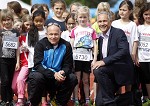 (c) 2015 - Sportpark Klagenfurt, Kids Run. - Bild zeigt: Teilnehmer. Vizebrgermeister Jrgen Pfeiler (rechts). pressefotos, sportfoto, sportfotos, krnten, kaernten, pressefoto, oskar, hher, wolfgang, jannach, sport, wirtschaft, kultur, politik, innenpolitik, auenpolitik, lokal, chronik, fotos, fotografie, fotographie, canon, eos, 1d, mark IV, mark 4, fotopool, powerpixx, hherfoto, hoeherfoto, klagenfurt, villach, wolfsberg, spittal, feldkirchen, vlkermarkt, voelkermarkt, lienz, osttirol, hermagor, archiv, fotoarchiv, photo, photoarchiv, kleine, zeitung, kleinzeitung, ktz, krntner tages zeitung, krntner woche, krntner, woche, kronen zeitung, krone, kronen, zeitung, sportfotographie, sportfotografie, kurier, krntner monat, monatsmagazin, tageszeitung, wochenzeitung, gratiszeitung, fuball, fussball, eishockey, icehockey, tennis, basketball, handball, volleyball, beachvolleyball, schi, ski, ski alpin, ski nordisch, schi nordisch, nordisch, langlaufen, schispringen, skispringen, biathlon