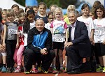 (c) 2015 - Sportpark Klagenfurt, Kids Run. - Bild zeigt: Teilnehmer. Vizebrgermeister Jrgen Pfeiler (rechts). pressefotos, sportfoto, sportfotos, krnten, kaernten, pressefoto, oskar, hher, wolfgang, jannach, sport, wirtschaft, kultur, politik, innenpolitik, auenpolitik, lokal, chronik, fotos, fotografie, fotographie, canon, eos, 1d, mark IV, mark 4, fotopool, powerpixx, hherfoto, hoeherfoto, klagenfurt, villach, wolfsberg, spittal, feldkirchen, vlkermarkt, voelkermarkt, lienz, osttirol, hermagor, archiv, fotoarchiv, photo, photoarchiv, kleine, zeitung, kleinzeitung, ktz, krntner tages zeitung, krntner woche, krntner, woche, kronen zeitung, krone, kronen, zeitung, sportfotographie, sportfotografie, kurier, krntner monat, monatsmagazin, tageszeitung, wochenzeitung, gratiszeitung, fuball, fussball, eishockey, icehockey, tennis, basketball, handball, volleyball, beachvolleyball, schi, ski, ski alpin, ski nordisch, schi nordisch, nordisch, langlaufen, schispringen, skispringen, biathlon