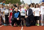 (c) 2015 - Sportpark Klagenfurt, Kids Run. - Bild zeigt: Teilnehmer. Vizebrgermeister Jrgen Pfeiler (rechts) pressefotos, sportfoto, sportfotos, krnten, kaernten, pressefoto, oskar, hher, wolfgang, jannach, sport, wirtschaft, kultur, politik, innenpolitik, auenpolitik, lokal, chronik, fotos, fotografie, fotographie, canon, eos, 1d, mark IV, mark 4, fotopool, powerpixx, hherfoto, hoeherfoto, klagenfurt, villach, wolfsberg, spittal, feldkirchen, vlkermarkt, voelkermarkt, lienz, osttirol, hermagor, archiv, fotoarchiv, photo, photoarchiv, kleine, zeitung, kleinzeitung, ktz, krntner tages zeitung, krntner woche, krntner, woche, kronen zeitung, krone, kronen, zeitung, sportfotographie, sportfotografie, kurier, krntner monat, monatsmagazin, tageszeitung, wochenzeitung, gratiszeitung, fuball, fussball, eishockey, icehockey, tennis, basketball, handball, volleyball, beachvolleyball, schi, ski, ski alpin, ski nordisch, schi nordisch, nordisch, langlaufen, schispringen, skispringen, biathlon