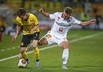 (c) 2015 - Sportpark Klagenfurt, Fuball-Euroleague Qualifikation, 3. Runde, WAC gegen Dortmund. - Bild zeigt: Jonas Hofmann (Borussia Dortmund) und Christopher Wernitznig (RZ Pellets WAC). pressefotos, sportfoto, sportfotos, krnten, kaernten, pressefoto, oskar, hher, wolfgang, jannach, sport, wirtschaft, kultur, politik, innenpolitik, auenpolitik, lokal, chronik, fotos, fotografie, fotographie, canon, eos, 1d, mark IV, mark 4, fotopool, powerpixx, hherfoto, hoeherfoto, klagenfurt, villach, wolfsberg, spittal, feldkirchen, vlkermarkt, voelkermarkt, lienz, osttirol, hermagor, archiv, fotoarchiv, photo, photoarchiv, kleine, zeitung, kleinzeitung, ktz, krntner tages zeitung, krntner woche, krntner, woche, kronen zeitung, krone, kronen, zeitung, sportfotographie, sportfotografie, kurier, krntner monat, monatsmagazin, tageszeitung, wochenzeitung, gratiszeitung, fuball, fussball, eishockey, icehockey, tennis, basketball, handball, volleyball, beachvolleyball, schi, ski, ski alpin, ski nordisch, schi nordisch, nordisch, langlaufen, schispringen, skispringen, biathlon