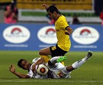 (c) 2015 - Sportpark Klagenfurt, Fuball-Euroleague Qualifikation, 3. Runde, WAC gegen Dortmund. - Bild zeigt: Stephan Palla (RZ Pellets WAC), Henrikh Mkhitaryan (Borussia Dortmund). pressefotos, sportfoto, sportfotos, krnten, kaernten, pressefoto, oskar, hher, wolfgang, jannach, sport, wirtschaft, kultur, politik, innenpolitik, auenpolitik, lokal, chronik, fotos, fotografie, fotographie, canon, eos, 1d, mark IV, mark 4, fotopool, powerpixx, hherfoto, hoeherfoto, klagenfurt, villach, wolfsberg, spittal, feldkirchen, vlkermarkt, voelkermarkt, lienz, osttirol, hermagor, archiv, fotoarchiv, photo, photoarchiv, kleine, zeitung, kleinzeitung, ktz, krntner tages zeitung, krntner woche, krntner, woche, kronen zeitung, krone, kronen, zeitung, sportfotographie, sportfotografie, kurier, krntner monat, monatsmagazin, tageszeitung, wochenzeitung, gratiszeitung, fuball, fussball, eishockey, icehockey, tennis, basketball, handball, volleyball, beachvolleyball, schi, ski, ski alpin, ski nordisch, schi nordisch, nordisch, langlaufen, schispringen, skispringen, biathlon